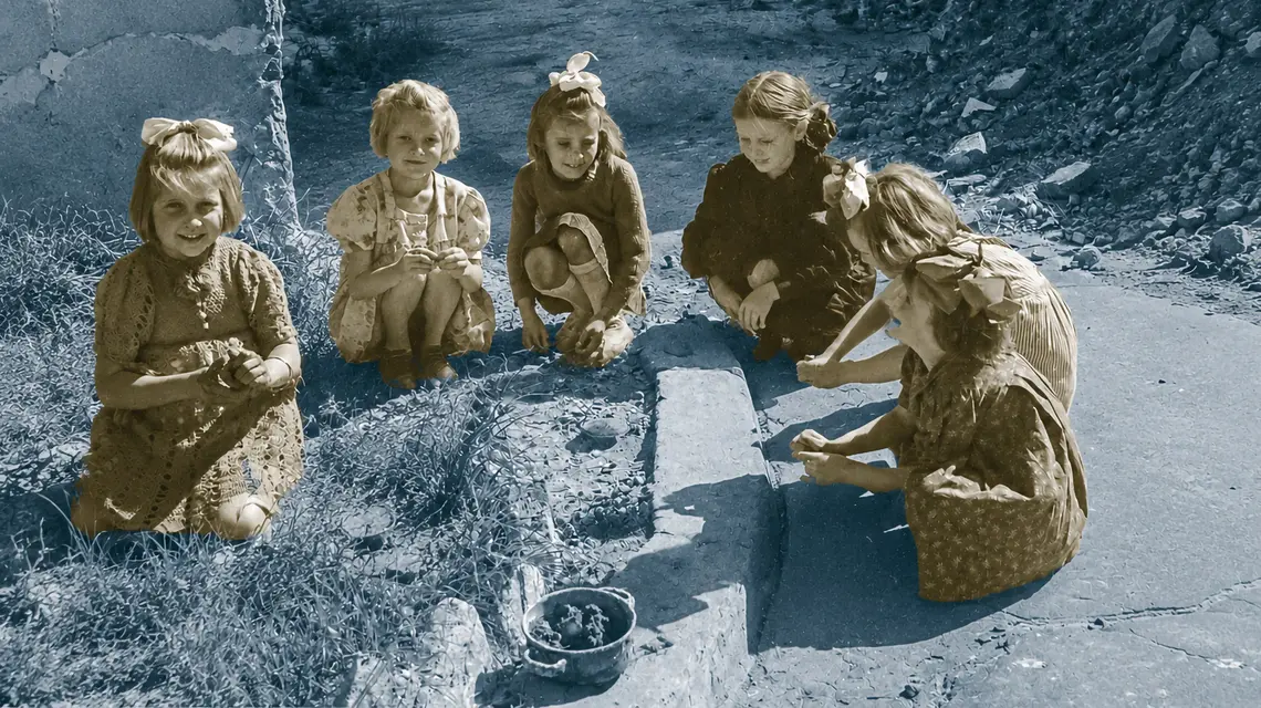 Warszawa, 1947 rok. Dziewczynki podczas zabawy na krawężniku zniszczonej uliczki Nowego Miasta | fot. Narodowe Archiwum Cyfrowe