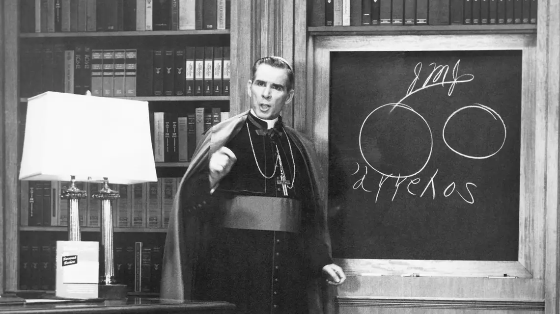 W swoim programie miał do dyspozycji tylko tablicę i kredę. Punktem wyjścia każdej trwającej niespełna pół godziny audycji było pytanie znane z codziennego życia | fot. Everett Collection/East News