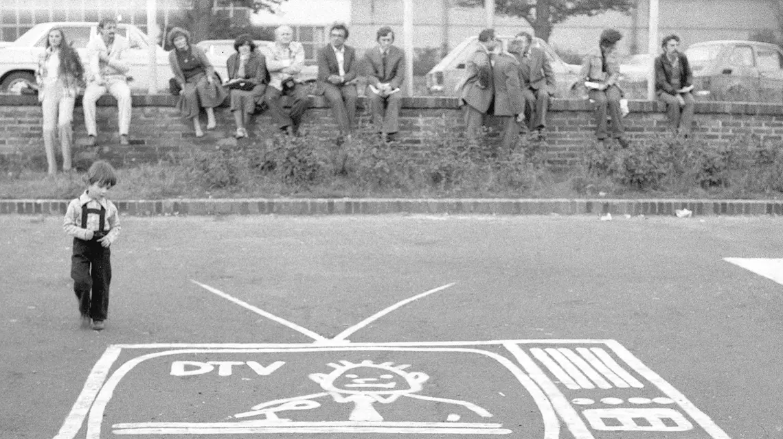 Napis przeciwko cenzurze w mediach na parkingu przed halą Olivii w Gdańsku podczas I Krajowego Zjazdu Delegatów NSZZ Solidarność, wrzesień 1981 r. | fot. Tadeusz Zagoździński/East News