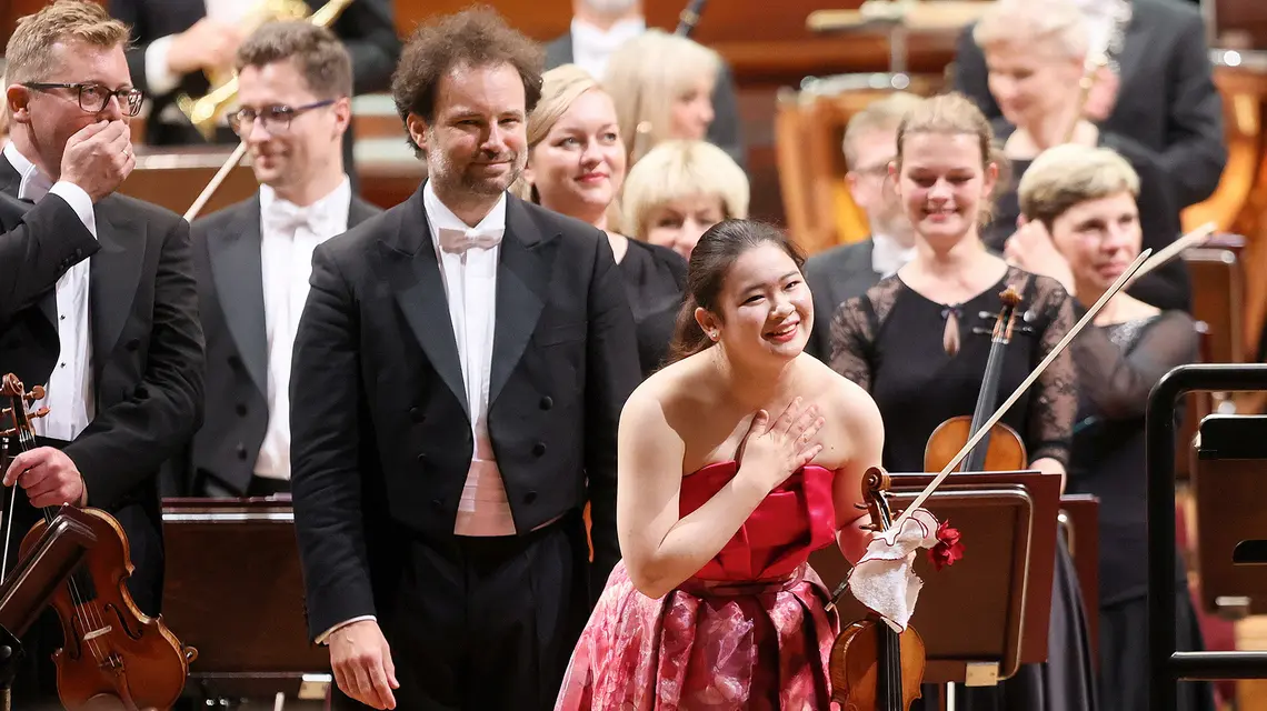 Japonka Hina Maeda, zwyciężczyni ostatniego Międzynarodowego Konkursu Skrzypcowego im. Henryka Wieniawskiego, w trakcie koncertu laureatów w Filharmonii w Warszawie, 23 października 2022 r. | Fot. Wojciech Olkusnik/East News