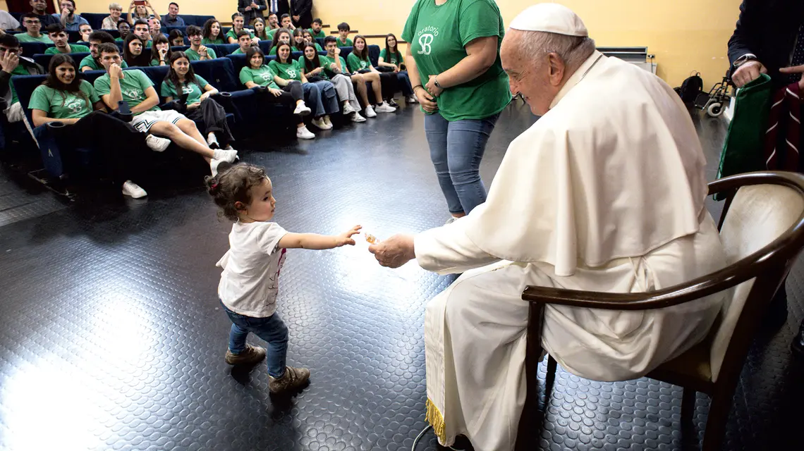 Papież Franciszek podczas spotkania z dziećmi i młodzieżą w ramach „Szkoły modlitwy”, podczas przygotowań do Jubileuszu 2025 w parafii św. Bernadetty Soubirous, Rzym, 24 maja 2024 r. | fot. Vatican Media/Catholic Press Photo/Abaca Press/East News