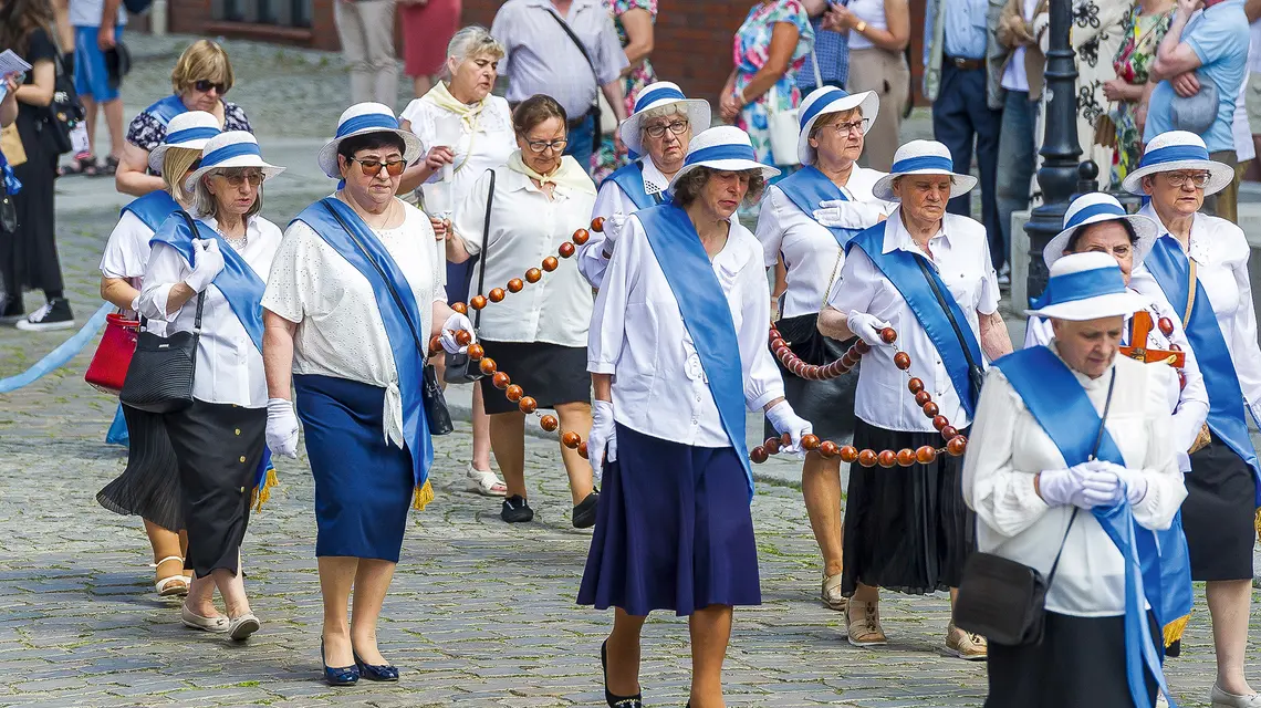 Boże Ciało w Elblągu, 30 maja 2024 r. Procesje różańcowe, podobne do tych, jakie organizowane są do dziś w uroczystość Ciała i Krwi Pańskiej, odbywały się we wspomnienie Matki Bożej Różańcowej | Fot. StanisŁaw Bielski/ REPORTER/EAST NEWS