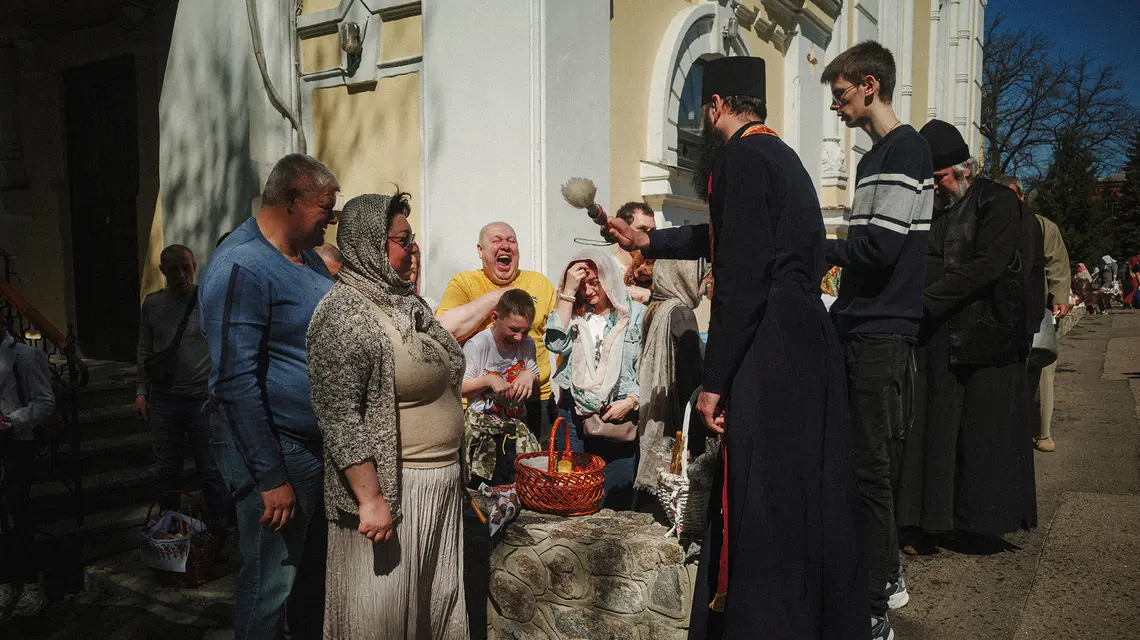 Tradycyjne błogosławienie potraw podczas obchodów prawosławnej Wielkanocy w dolnej cerkwi Podwyższenia Krzyża Ukraińskiego Kościoła Prawosławnego, Charków, 20 kwietnia 2025 r. | fot. George Ivanchenko/Associated Press/East News
