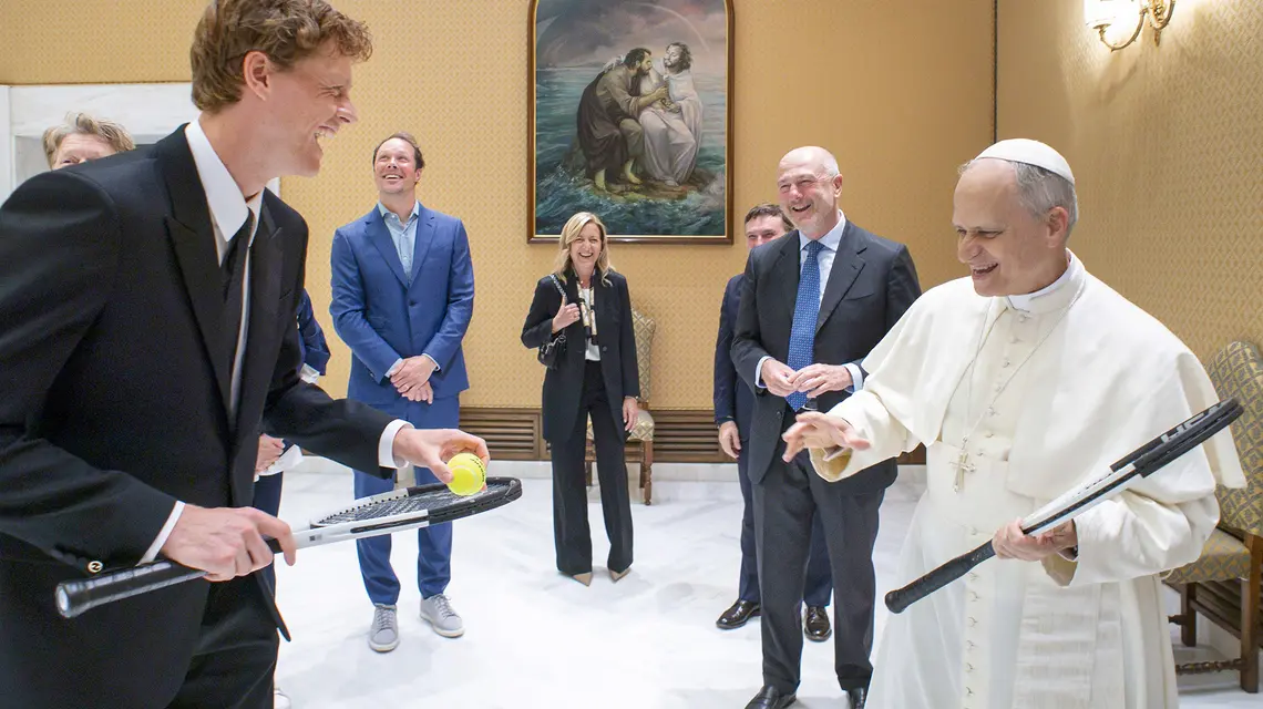 Jannik Sinner na audiencji u papieża, 14 maja 2025 r. Żaden żyrandol nie ucierpiał podczas spotkania włoskiego mistrza tenisowego z tenisistą amatorem Leonem XIV | Fot. Vatican Media/East News