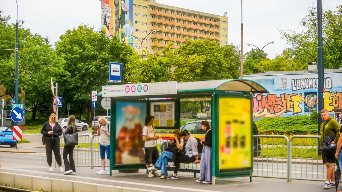 Przystanek tramwajowy przy powstałym w latach 50. osiedlu akademickim Lumumbowo w Łodzi, 1 sierpnia 2025 roku | Fot. Piotr Kamionka/REPORTER/East News