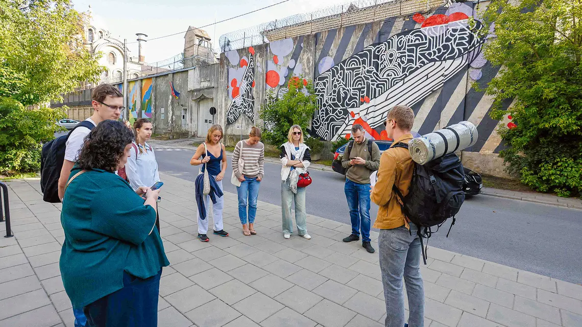 Ćwiczenia przygotowujące do sytuacji ekstremalnych w Wilnie, 21 sierpnia 2025 r. Czerwony Krzyż regularnie organizuje zajęcia, podczas których Litwini dowiadują się m.in., jakie zapasy gromadzić i gdzie szukać schronienia | fot. PETRAS MALUKAS/AFP/East News