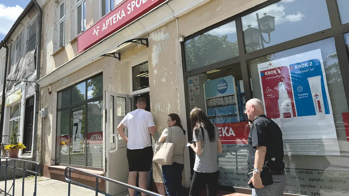 Polska wykazuje tzw. podwójną zależność lekową. Nasz kraj jest zależny od dostaw z innych państw unijnych, one zaś polegają na imporcie półproduktów i substratów spoza Europy, apteka w Działdowie, 22 maja 2026 r. | fot. Wojtek Laski/East News