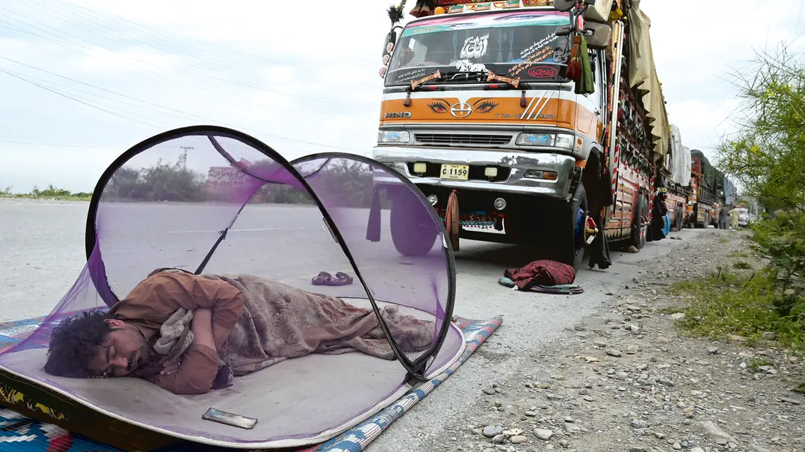Afgański uchodźca czekający na deportację z Pakistanu w prowincji Chajber Pasztunchwa, 28 kwietnia 2026 r. | fot. Abdul Majeed/AFP/East News