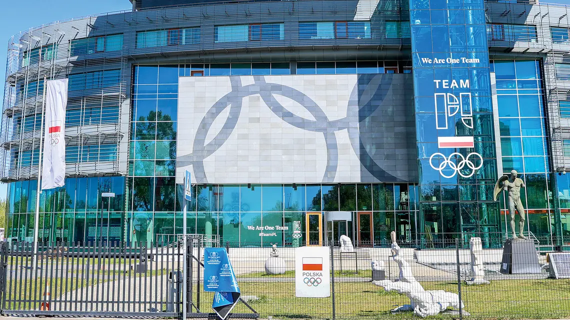 Siedziba Polskiego Komitetu Olimpijskiego po usunięciu reklamy firmy Zondacrypto, 1 maja 2026 r. Od 2025 firma była głównym sponsorem PKOl i miała prawa do wykorzystania wizerunku polskich olimpijczyków | Fot. Wojciech Olkuśnik/East News