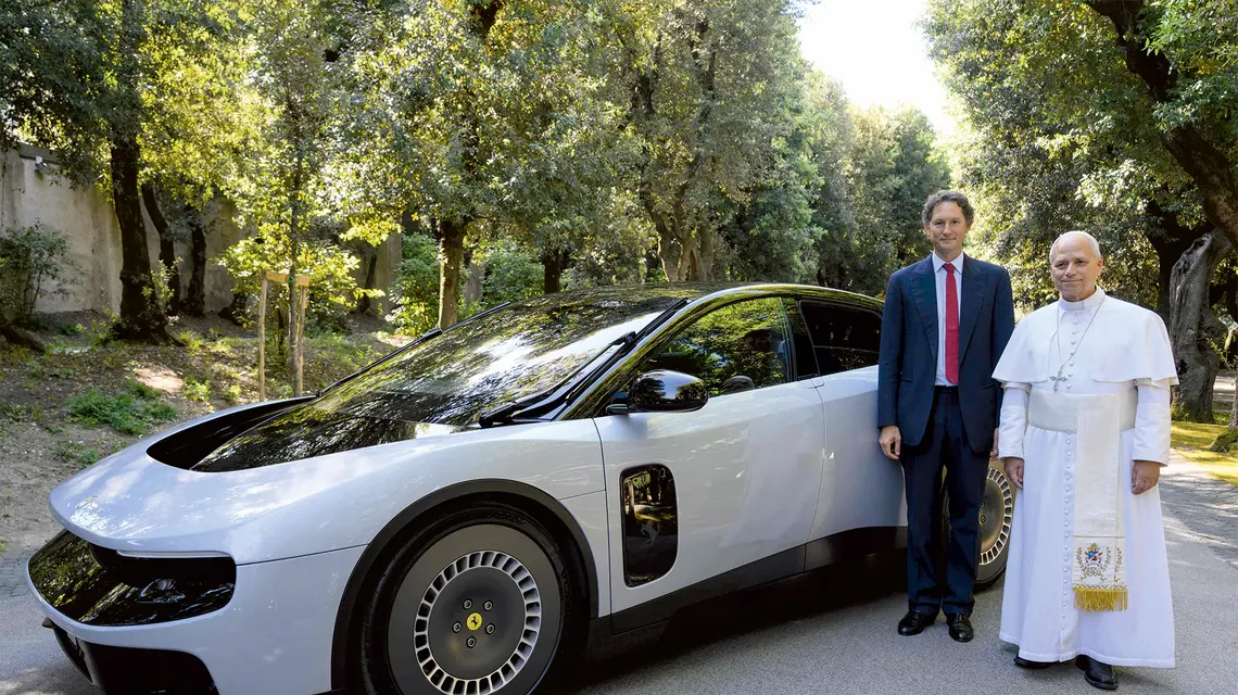  Papież Leon XIV oraz prezes Ferrari John Elkann pozują przy pierwszym w pełni elektrycznym modelu tej marki – „Luce” – podczas prezentacji samochodu papieżowi w jego rezydencji w Castel Gandolfo, 27 maja 2026 r. | fot. AFP photo/Ferrari Press Office/Handout/AFP/East News