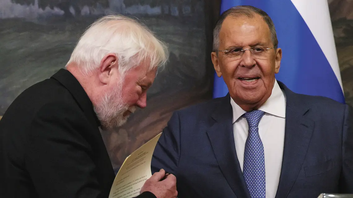 Arcybiskup Paul Richard Gallagher, Sekretarz ds. Relacji z Państwami Stolicy Apostolskiej (po lewej), oraz minister spraw zagranicznych Rosji Siergiej Ławrow podczas konferencji prasowej po rozmowach w rezydencji Zinaidy Morozowej w Moskwie, 25 sierpnia 2026 r. | fot. Ramil Sitdikov/Associated Press/East News