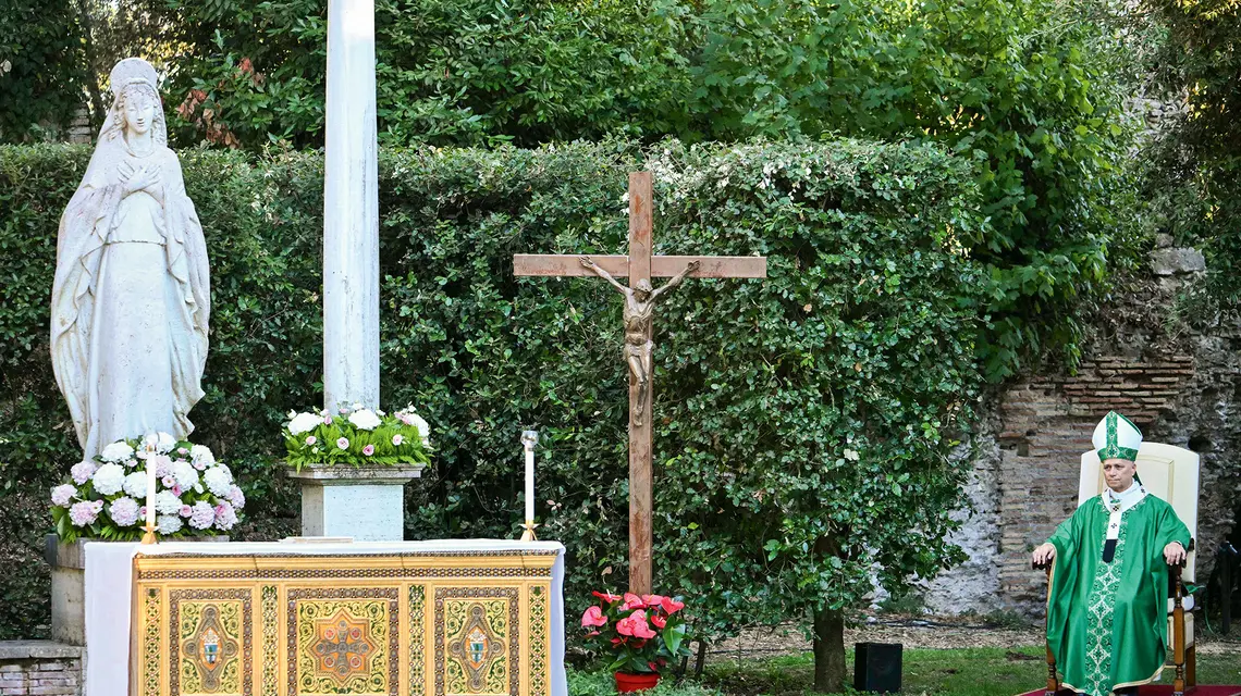 Papież przewodniczy mszy rozpoczynającej tegoroczny Czas dla Stworzenia w ogrodach Borgo Laudato si’ w Castel Gandolfo, 1 września 2026 r. | Fot. ALBERTO PIZZOLI/AFP/East News