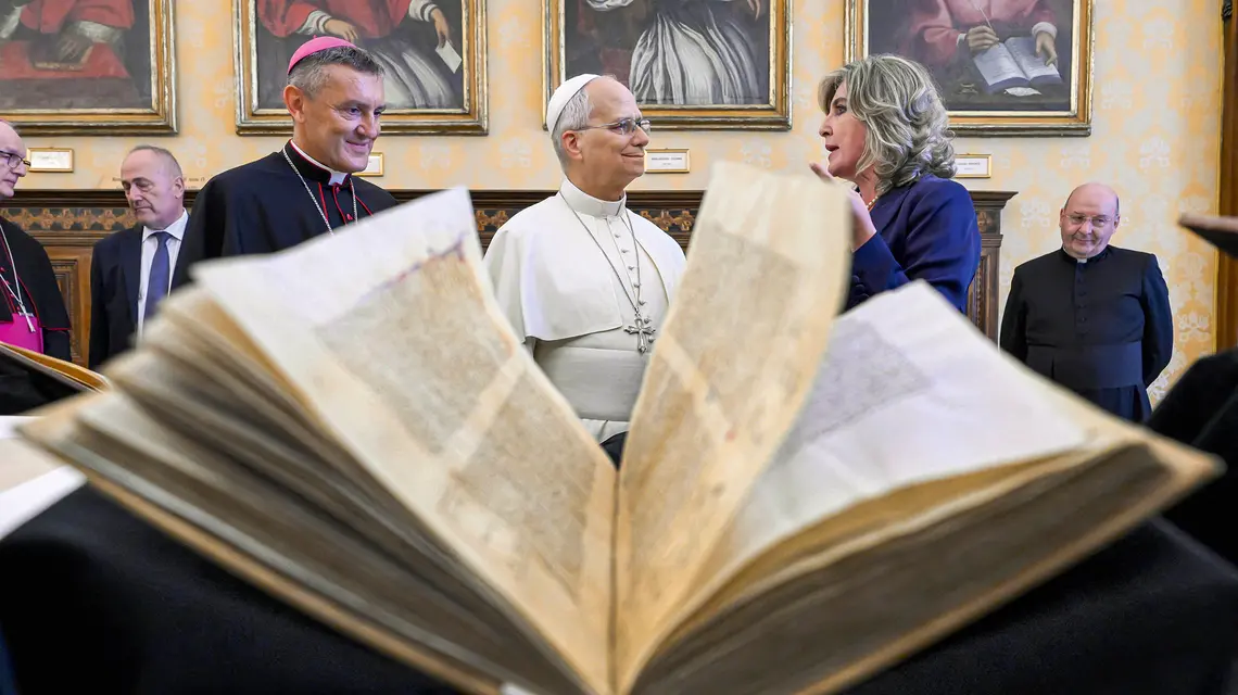 Leon XIV podczas wizyty w Bibliotece Apostolskiej w dniu swoich 71. urodzin, 14 września 2026 r. | Fot. Simone Risoluti/Vatican Media/East News