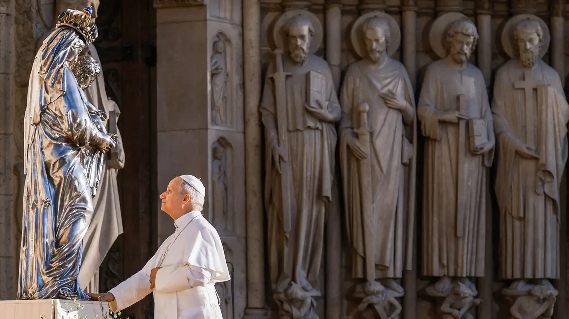 Papież Leon XIV przed ocalałą z pożaru Katedry Notre Dame srebrną figurą Matki Bożej z Dzieciątkiem w trakcie śpiewu Salve Regina na zakończenie uroczystych nieszporów, 25 września 2026 r. | fot. KENZO TRIBOUILLARD/AFP/East News