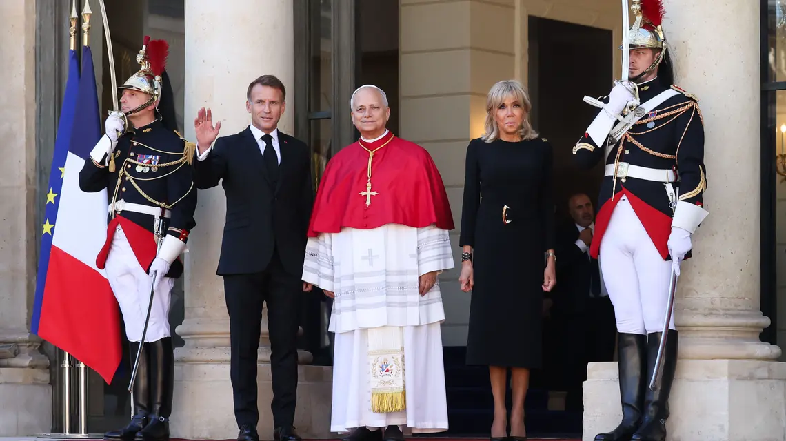 Prezydent Francji Emmanuel Macron wita papieża Leona XIV w Pałacu Elizejskim podczas jego wizyty apostolskiej w Paryżu. Paryż, Francja, 25 września 2026 r. Fot. Stéphane Lemouton/SIPA/EastNews.