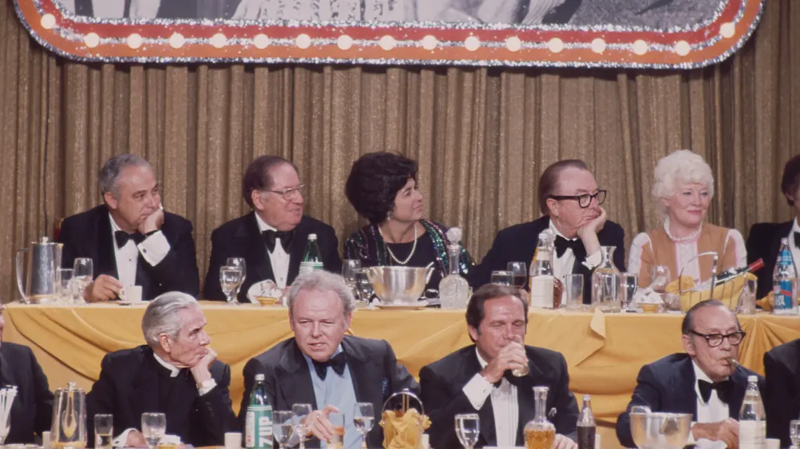 Arcybiskup Fulton Sheen (pierwszy z lewej w dolnym rzędzie) podczas benefisu jego wielkiego telewizyjnego „rywala” Miltona Berle w 1973 r. | fot. American Broadcasting Companies/Getty Images