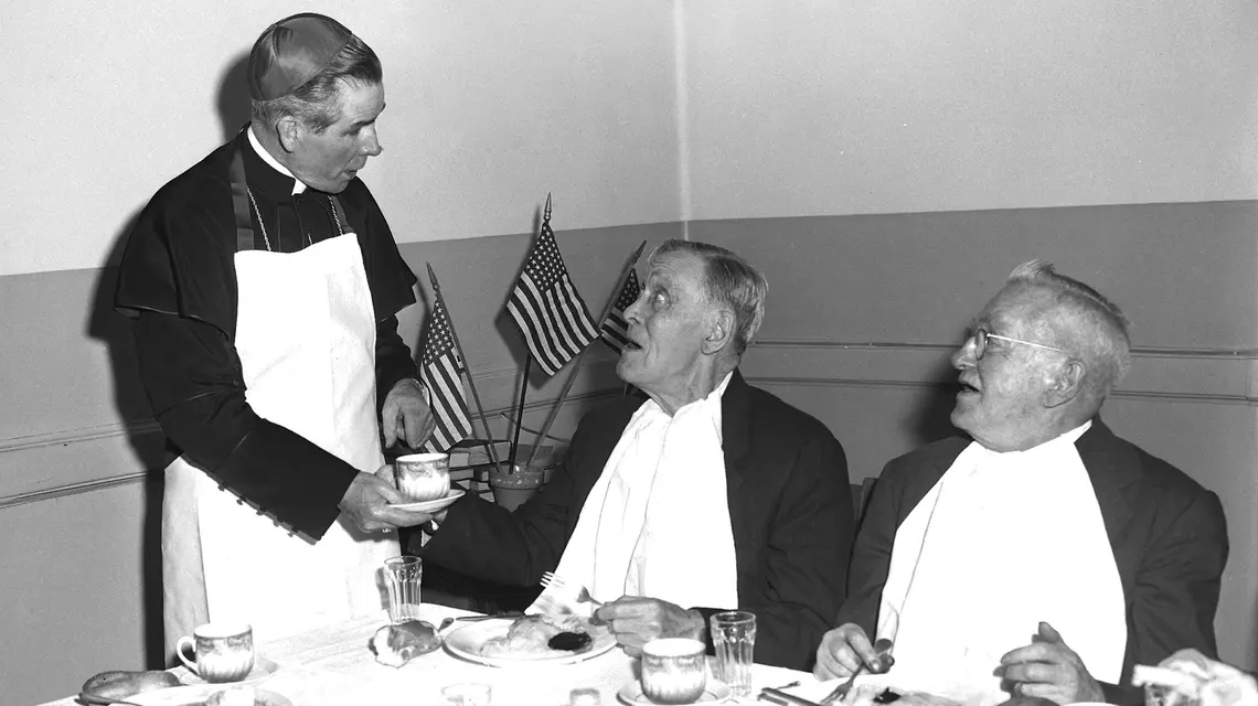 Biskup Fulton Sheen podaje obiad w domu opieki dla seniorów, Nowy Jork, 20 marca 1953 r. Jak mówił, przyjął święcenia, aby służyć | fot. Pat Candido/New York Daily News/Getty Images