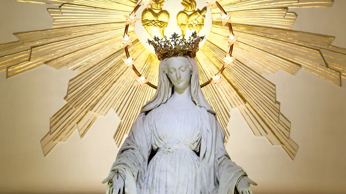 Kaplica Notre-Dame-de-la-Médaille-Miraculeuse (Matki Bożej od Cudownego Medalika), położona przy 140 Rue du Bac w 7. dzielnicy Paryża, należy do Domu Macierzystego Zgromadzenia Sióstr Miłosierdzia. To tutaj św. Katarzyna Labouré w 1830 r. miała objawienia maryjne | fot. Fred de Noyelle/Getty Images