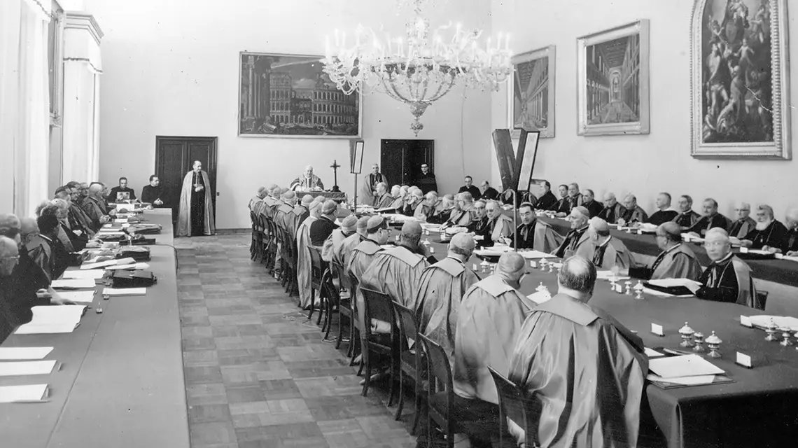 Posiedzenie plenarne Consilium – organu powołanego do wprowadzenia w życie soborowej konstytucji o liturgii. Chociaż w oficjalnych obradach brali udział głównie kardynałowie i biskupi, to właśnie w ich kuluarach, w domowych zaciszach i za pomocą takich zapisków jak odtajniony dziennik o. Josefa A. Jungmanna, wykuwał się ostateczny kształt współczesnej mszy św. | fot. Vatican News
