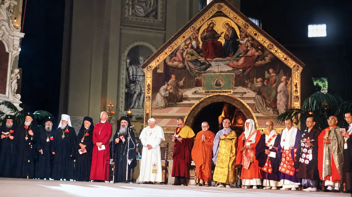Jan Paweł II podczas Światowego Dnia Modlitwy o Pokój z udziałem przedstawicieli różnych religii, Asyż, 27 października 1986 r. | Fot. Zihnioglu/Sipa Press/East News