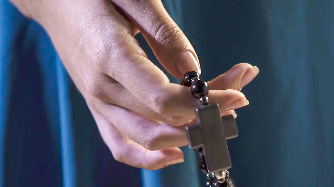 Aplikacja mobilna Click to Pray, zaprezentowana w Watykanie, działa w połączeniu z interaktywną bransoletką różańcową, pomagając użytkownikom śledzić postępy w modlitwie | Fot. Pope's Worldwide Prayer Network/East News