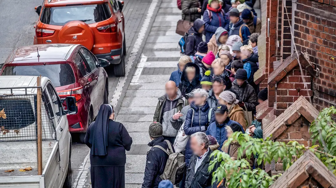 Osoby oczekujące na posiłek przed jadłodajnią dla ubogich prowadzoną przez siostry elżbietanki przy ul. Łąkowej w Poznaniu | Fot. Robert Woźniak/Polska Press/East News