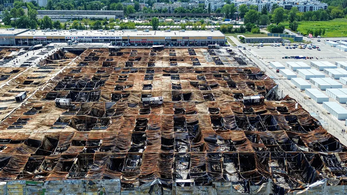Zgliszcza hali targowej przy ul. Marywilskiej w Warszawie. Pożar z maja 2024 r. to jeden z przykładów rosyjskiego sabotażu | Fot. Wojciech Olkusnik/East News