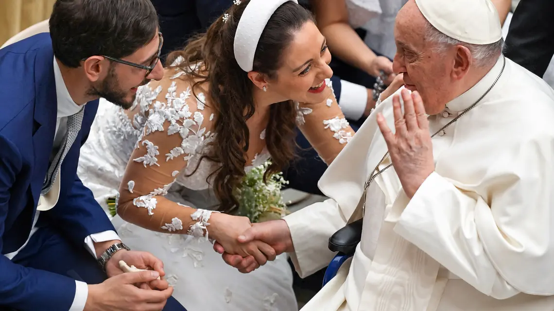Papież Franciszek błogosławi nowożeńców w trakcie audiencji generalnej w Auli Pawła VI. Watykan, 28 lutego 2024 r. | Fot. Tiziana Fabi/AFP/East News