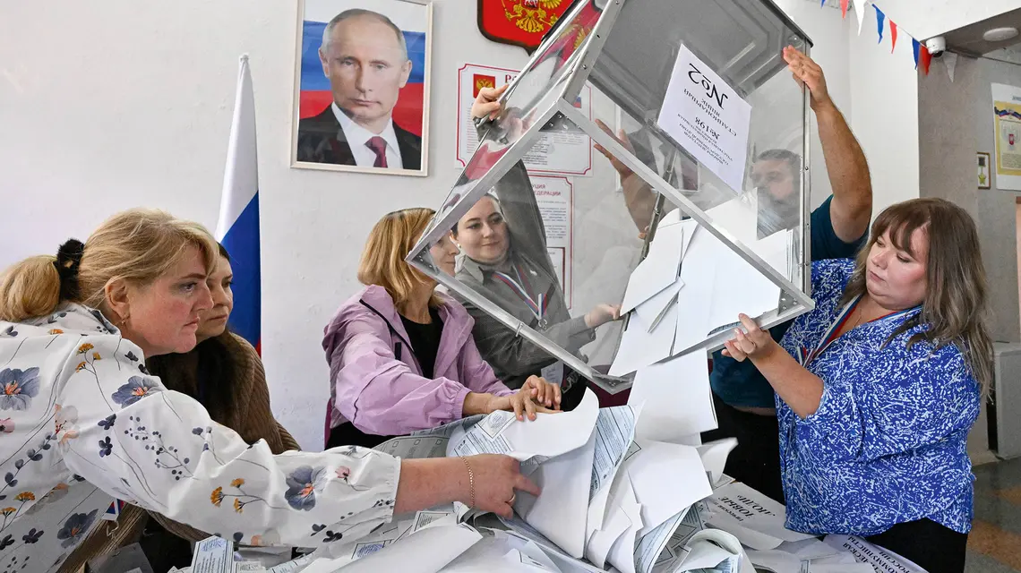 Liczenie głosów pod czujnym okiem Władimira Putina w Doniecku – ukraińskim mieście od 2014 r. okupowanym przez prorosyjskich separatystów, a w 2022 nielegalnie anektowanym przez Rosję, 20 września 2026 r. | Fot. Taisija Voroncova/IMAGO/East News