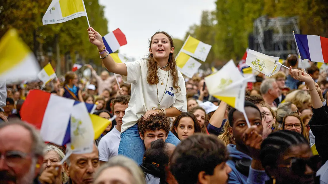 Wierni w czasie mszy św. sprawowanej przez papieża Leona XIV na Place de la Concorde w Paryżu, 26 września 2026 r. | fot. Kiran Ridley/AFP/East News