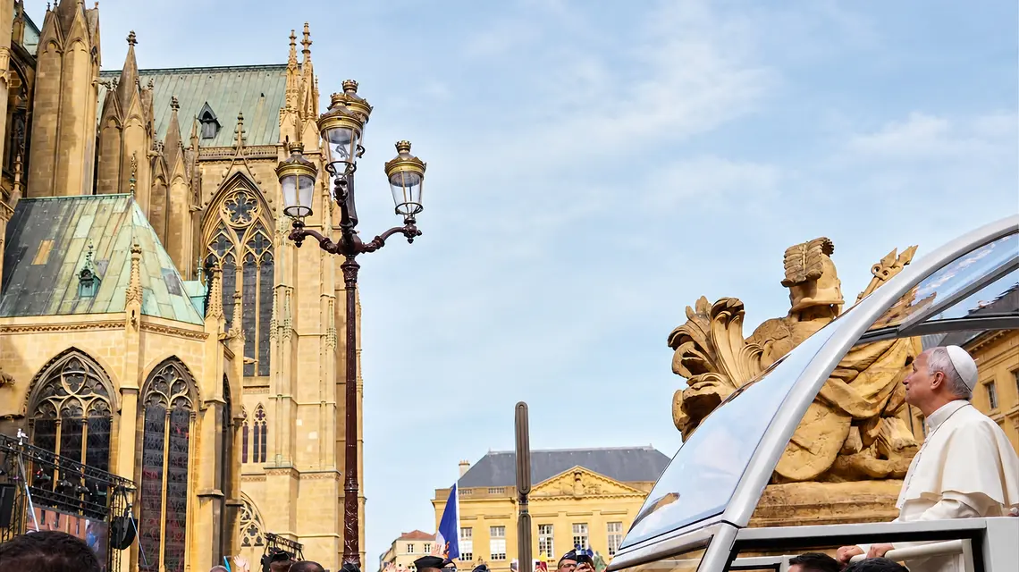 Leon XIV przed Katedrą św. Szczepana w Metz podczas pielgrzymki do Francji, 28 września 2026 r. Papież przypomniał o chrześcijańskich korzeniach i tożsamości Europy | Fot. Gregorio Borgia/AP/East News