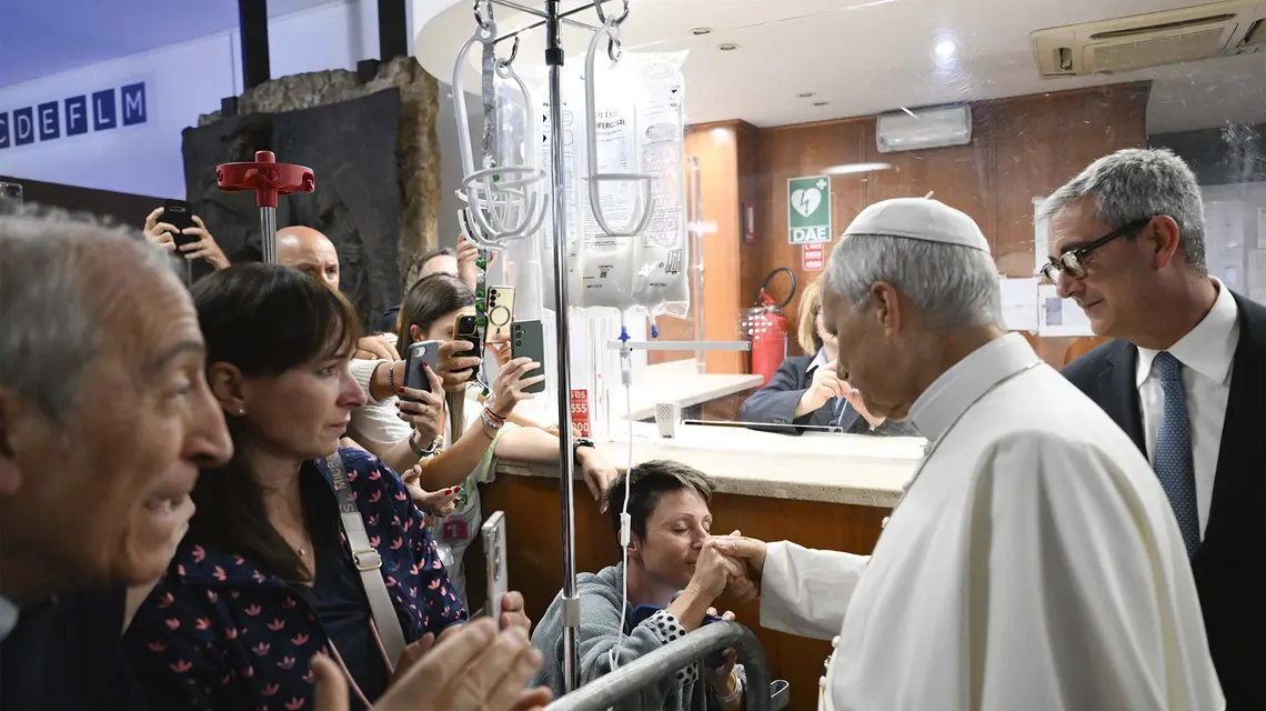 Papież Leon XIV opuścił szpital uniwersytecki Gemelli w Rzymie cztery dni po operacji usunięcia nowotworu z prawego płuca, 17 października 2026 r. | fot. Imago/Vatican Media/Catholic Press Photo/East News