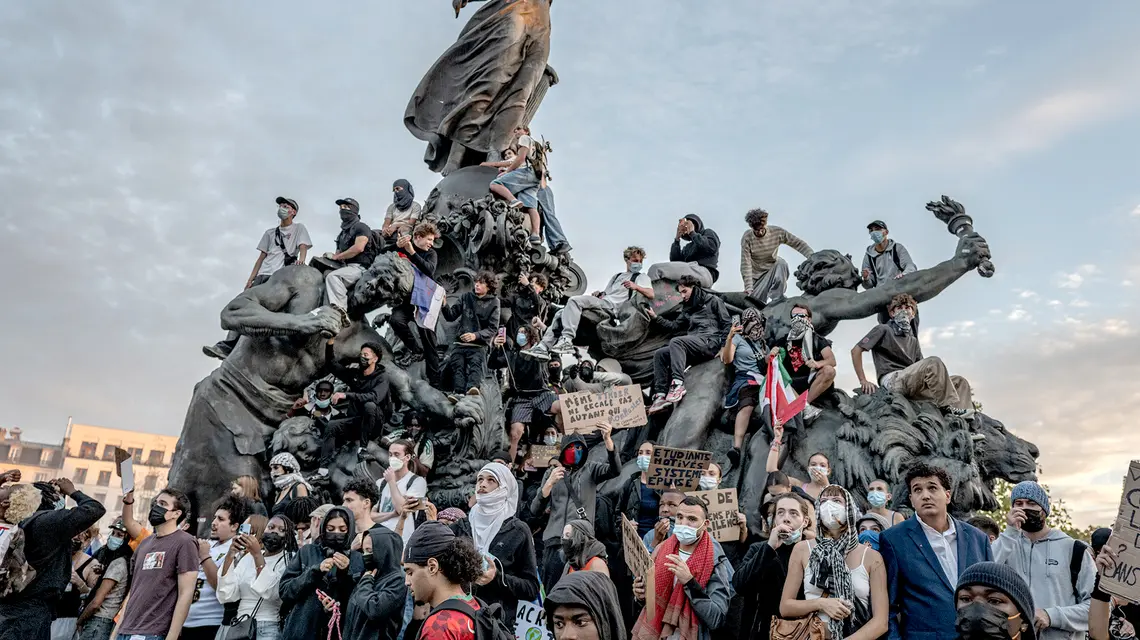 Manifestanci na Placu Republiki w Paryżu, 4 października 2026 r. Ogólnokrajowa fala strajków uczniów i brutalnych zamieszek doprowadziła do zakłócenia pracy ponad 700 szkół średnich i tysięcy aresztowań w całej Francji | fot. Veronique de Viguerie/Getty Images