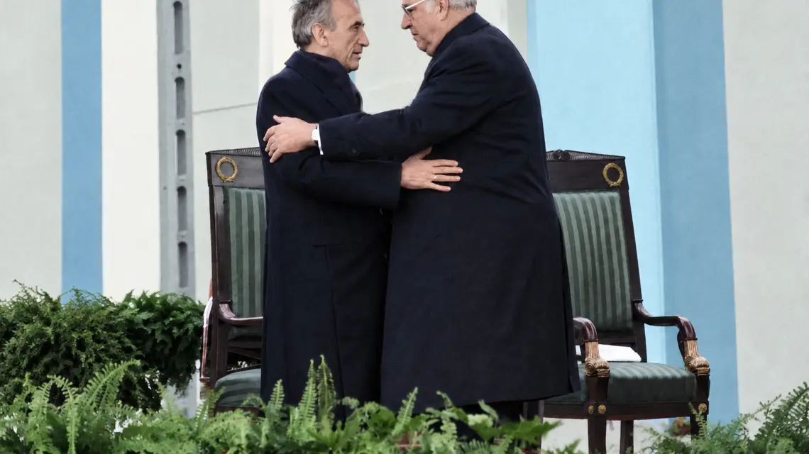 Premier Tadeusz Mazowiecki i kanclerz Helmut Kohl podczas Mszy Pojednania w Krzyżowej, 12 listopada 1989 r. | fot. Wikimedia