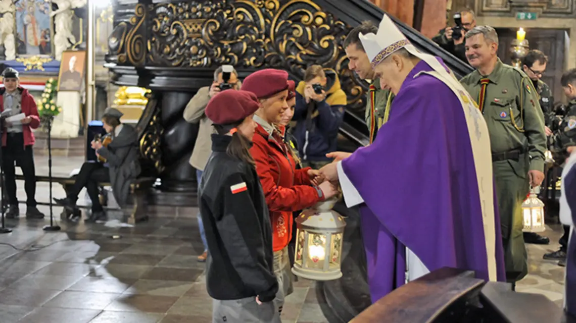 Harcerze przekazali Betlejemskie Światło Pokoju w poznańskiej farze
