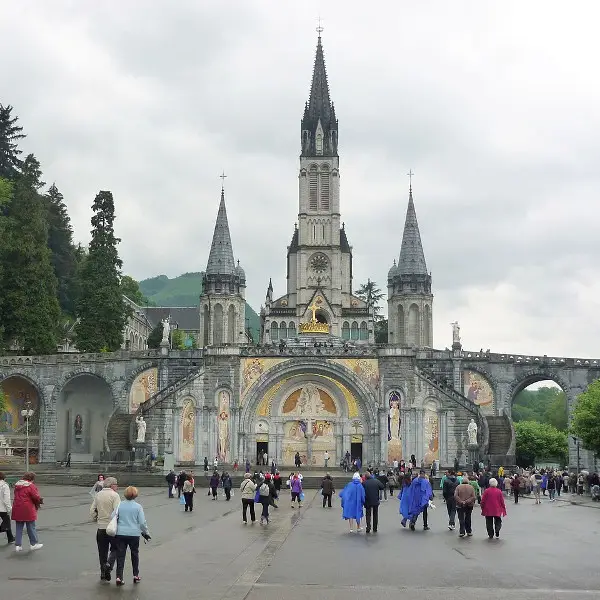 Sanktuarium w Lourdes (archwwa.pl)