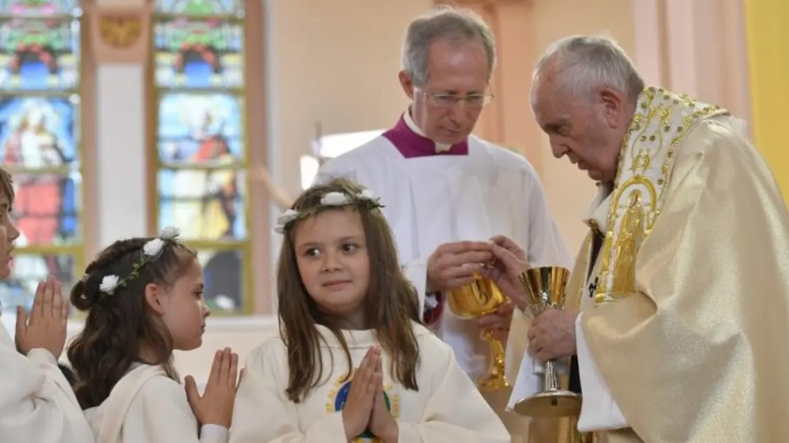 Franciszek udziela Komunii św. (missio.org.pl)