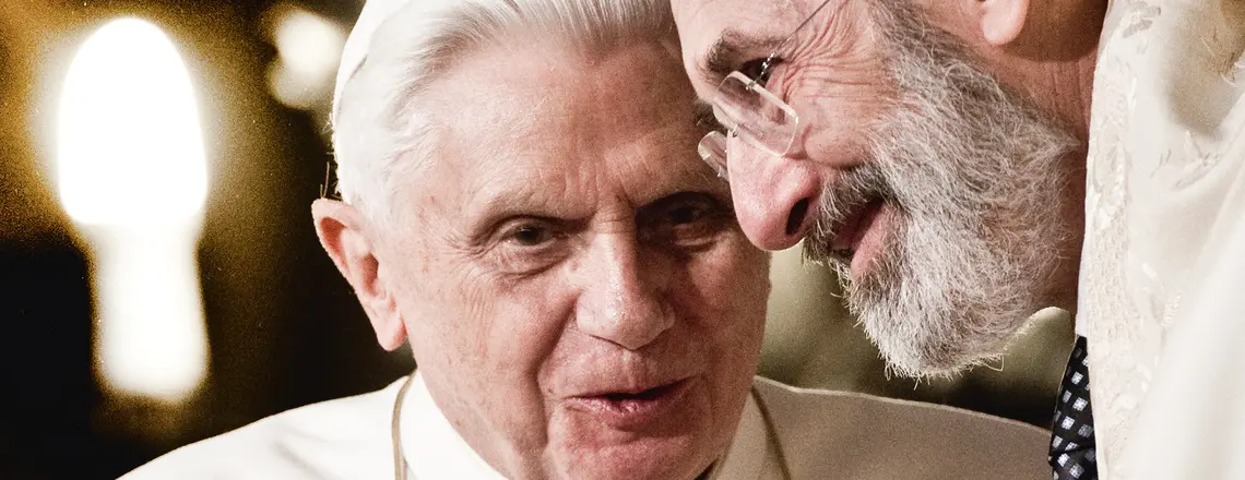 Benedykt XVI rozmawia z rabinem Riccardo di Segnim podczas wizyty w rzymskiej synagodze, 17 stycznia 2010 r. fot. Alessandra Benedetti/Corbis/Getty Images