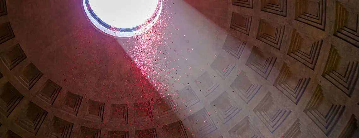 Deszcz płatków róż to ceremonia odbywająca się co roku w uroczystość Zesłania Ducha Świętego w rzymskim Panteonie. Kiedy podczas mszy św. chór śpiewa hymn Veni Creator Spiritus (O Stworzycielu Duchu, przyjdź), przez otwór w kopule wyrzucane są płatki róż symbolizujące języki ognia, które spłynęły na apostołów i Maryję, Rzym, czerwiec 2011 r. fot. Gauss Ulrike/east news