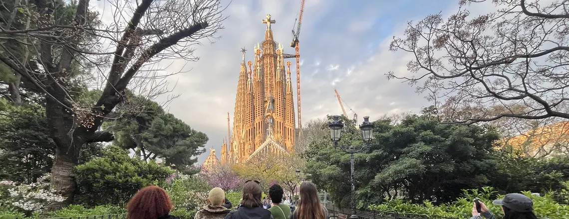 Sagrada Família górująca nad Barceloną. Po zamontowaniu krzyża na Wieży Jezusa świątynia ma 172,5 m wysokości i jest najwyższym kościołem na świecie | fot. Joan Valls/Getty Images