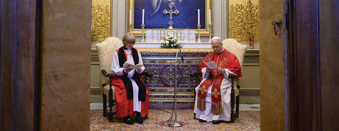 Leon XIV spotkał się z arcybiskupką Canterbury, Sarah Mullally, podczas prywatnej audiencji w Pałacu Apostolskim 27 kwietnia 2026 r. w Watykanie. To spotkanie było centralnym punktem czterodniowej pielgrzymki do Rzymu nowej prymas Kościoła anglikańskiego. fot. Simone Risoluti/ Vatican Media/ Vatican Pool/Getty Images