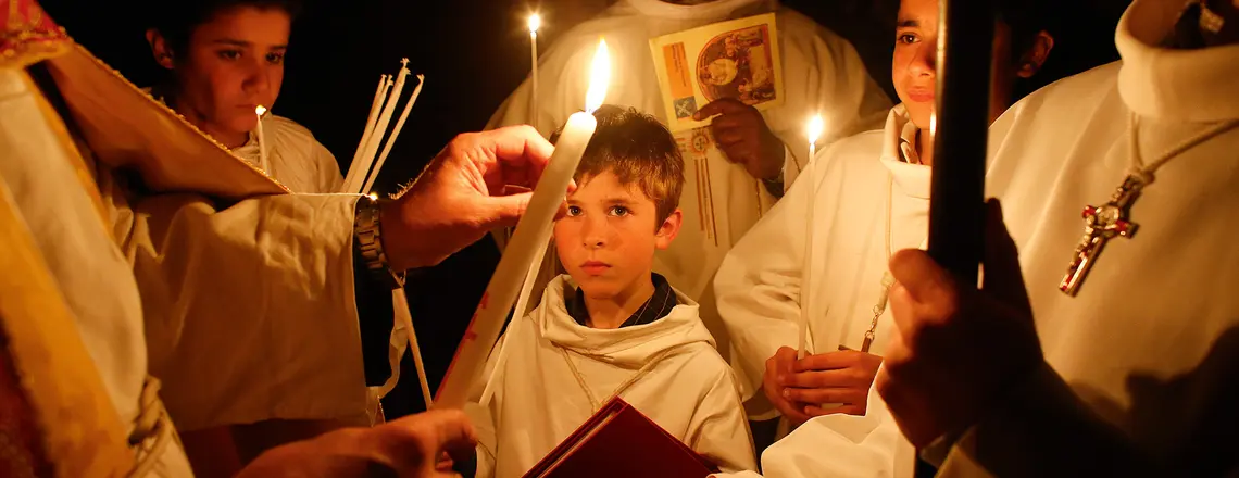 Liturgia Wigilii Paschalnej w Kościele Notre Dame du Travail w Paryżu: symbol przekazywania światła Chrystusa przypomina o misji każdego wierzącego, by być „światłością dla pogan”, 15 kwietnia 2017 r. | fot. Godong/Getty Images