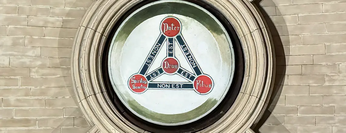 Detal sklepienia krzyżowo-żebrowego z Tarczą Trójcy Świętej (Scutum Fidei) – neogotycki element architektoniczny z wnętrza jednej z zabytkowych katedr w Dublinie, Irlandia. Okrągły medalion umieszczony w punkcie zbiegu profilowanych żeber sufitowych stanowi tradycyjny wizualny zapis dogmatu o Trójjedynym Bogu | fot. ks. Wojciech Nowicki