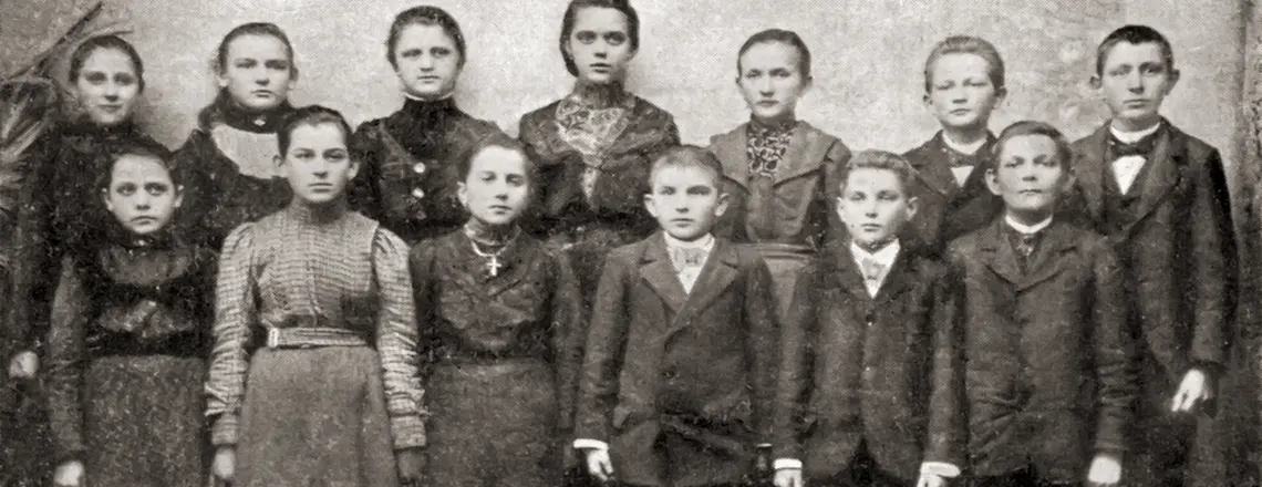 Uczestnicy strajku dzieci wrzesińskich, wśród nich (u góry pośrodku) Bronisława Śmidowicz | fot. Wikipedia