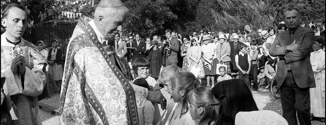 Arcybiskup Marcel Lefebvre (1905–1991), duchacz, misjonarz, uczestnik Soboru Watykańskiego II, który po jego zakończeniu przeszedł do opozycji wobec niektórych aspektów jego nauczania i założył tradycjonalistyczne Bractwo Kapłańskie św. Piusa X. W 1988 roku, bez zgody Watykanu, wyświęcił czterech biskupów, ściągając na siebie i na nich ekskomunikę | fot. AFP/East News
