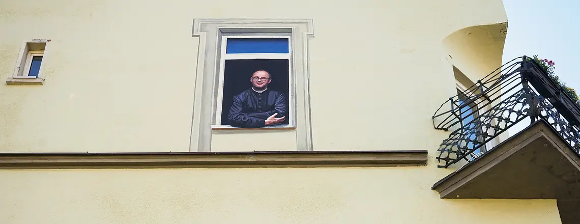 Mural w Sopocie upamiętniający twórcę hospicjum w Pucku, sierpień 2023 r. Ksiądz Jan Kaczkowski mówił o chorowaniu realistycznie i bez upiększania, a jednocześnie z empatią i zrozumieniem, jak ważna jest godność pacjenta | fot. Jakub Strzelczyk/East News