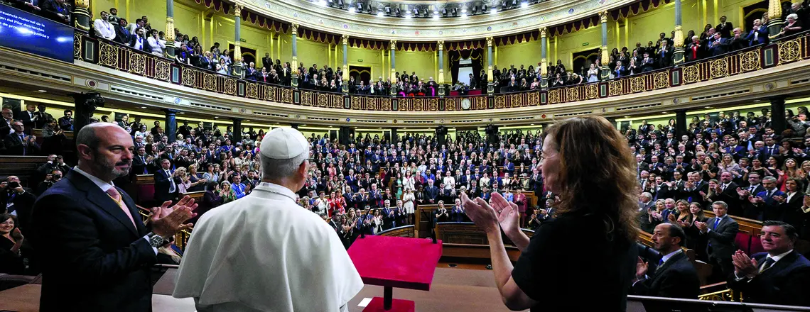 Świat przeżywa głęboki kryzys duchowy i kulturowy, który przejawia się w licznych formach przemocy, polaryzacji i wzajemnej nieufności. W tym kontekście pokój jawi się jako aspiracja polityczna, a jeszcze bardziej jako prawdziwy wymóg moralny. Domaga się on języka publicznego szanującego tych, którzy myślą inaczej – mówił w hiszpańskim parlamencie 8 czerwca Leon XIV | fot. Vatican Media/CPP/Imago Stock and People/East News