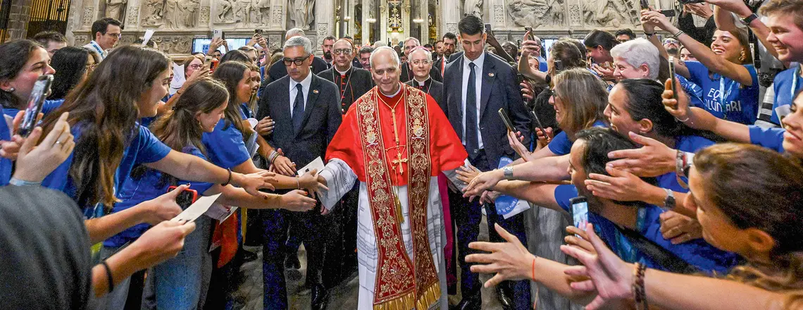 Papież Leon XIV witany przez wiernych w Katedrze Świętego Krzyża i św. Eulalii w Barcelonie, gdzie przewodniczył południowej modlitwie, 9 czerwca 2026 r. | Fot. VM/CPP/East News