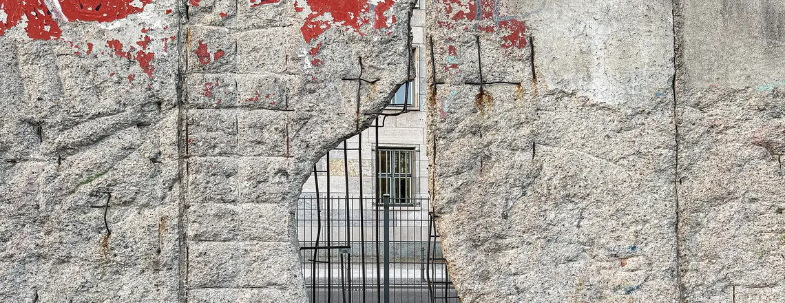 Fragment muru berlińskiego przy Niederkirchnerstraße, luty 2026 r. Jego upadek był symbolicznym końcem podziału w Europie na blok wschodni, będący strefą wpływów Związku Radziekiego, i zachodni, demokratyczny. Papież Leon XIV przestrzega przed wznoszeniem murów między ludźmi i państwami, niekoniecznie tych z kamienia | fot. ks. Wojciech Nowicki