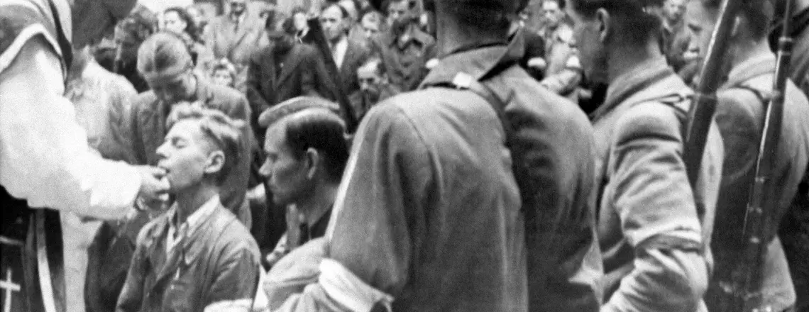 Zwykle pamiętamy ich ze zdjęć przedstawiających polowe ołtarze ustawione na podwórkach kamienic, msze odprawiane przed oddziałami Armii Krajowej albo błogosławieństwo udzielane młodym żołnierzom przed wyjściem do walki. Tymczasem znacznie częściej można było spotkać ich w piwnicach pełnych mieszkańców, w szpitalach urządzonych w szkołach i klasztorach albo przy prowizorycznych mogiłach kopanych na podwórkach | fot. Danuta B. Łomaczewska/East News